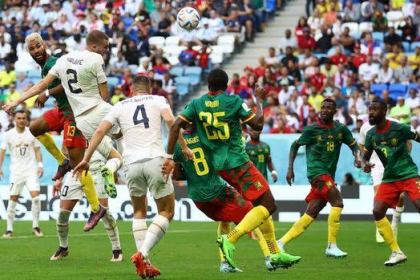 Timnas Kamerun mengimbangi Serbia dengan skor 3-3 setelah mencetak dua gol beruntun di akhir babak kedua, saat bertanding di Al Janoub Stadium, Al Wakrah, Qatar, Senin (28/11)