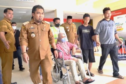 Pj Bupati Aceh Besar Muhammad Iswanto Menyambut kepulangan TKW dari Malaysia Aida Yusliani (39) asal Desa Mon Ikeun, Kecamatan Lhoknga di Bandara SIM Blang Bintang, Aceh Besar, Senin (28/11)