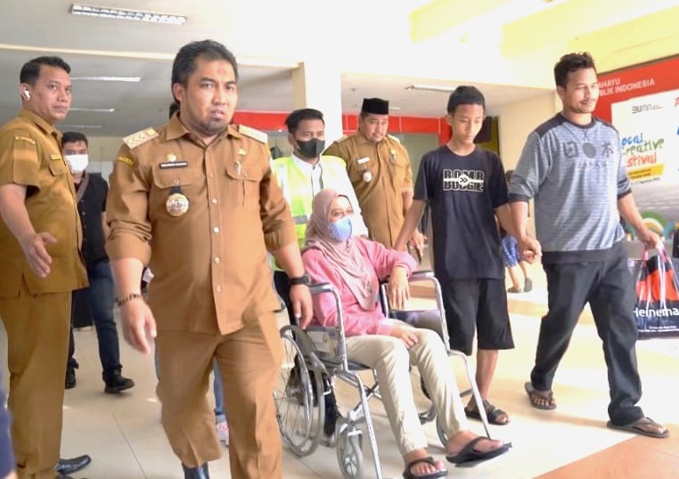 Pj Bupati Aceh Besar Muhammad Iswanto Menyambut kepulangan TKW dari Malaysia Aida Yusliani (39) asal Desa Mon Ikeun, Kecamatan Lhoknga di Bandara SIM Blang Bintang, Aceh Besar, Senin (28/11)