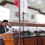 Ketua DPRK Aceh Besar Iskandar Ali memimpin sidang paripurna pengesahan APBK Aceh Besar Tahun 2023 di gedung DPRK, Jantho, Selasa sore (29/11)