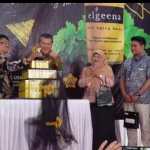 Rektor Universitas Syiah Kuala Banda Aceh Prof Dr Marwan meluncurkan Serum Antiaging Nilam dengan Merk Elgeena di PT Focustindo Cemerlang di Kawasan Industri Cileungsi Bogor, Rabu (30/11)