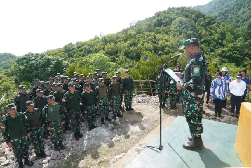 Pangdam IM Mayjen TNI Mohamad Hasan memimpin kegiatan Tradisi Bukit Sanggamara dalam rangka peringatan HUT ke-66 Kodam IM Tahun 2022 di Bukit Sanggamara, Mata Ie, Aceh Besar, Rabu (30/11)