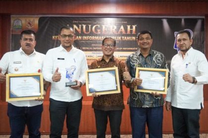 Gampong Lampulo Kecamatan Kuta Alam dan Gampong Peunyeurat Kecamatan Banda Raya meraih Anugerah Keterbukaan Informasi Publik 2022 tingkat Provinsi Aceh di Gedung Serbaguna Setda Aceh, Rabu (30/11)