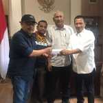 Ketua KONI Banda Aceh Hamdani Basyah menyerahkan bonus Rp 20 juta kepada Ketua PWI Aceh Nasir Nurdin untuk diteruskan kapada Al-Muzammil, anggota PWI Aceh yang meraih emas cabang fotografi jurnalistik di Porwanas XIII Malang, Jatim, 21-27 November 2022