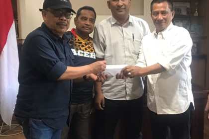 Ketua KONI Banda Aceh Hamdani Basyah menyerahkan bonus Rp 20 juta kepada Ketua PWI Aceh Nasir Nurdin untuk diteruskan kapada Al-Muzammil, anggota PWI Aceh yang meraih emas cabang fotografi jurnalistik di Porwanas XIII Malang, Jatim, 21-27 November 2022