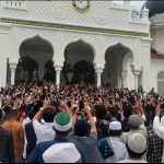 Bakal calon Presiden dari Partai NasDem Anies Rasyid Baswedan disambut ribuan jamaah shalat Jum'at di Masjid Raya Baiturrahman Banda Aceh, Jum'at (2/12)