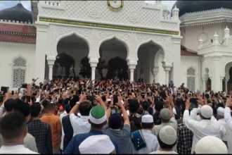 Bakal calon Presiden dari Partai NasDem Anies Rasyid Baswedan disambut ribuan jamaah shalat Jum'at di Masjid Raya Baiturrahman Banda Aceh, Jum'at (2/12)