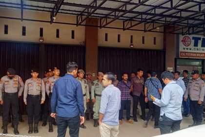Kantor Dewan Pimpinan Pusat Partai Aceh di Jln. Dr Mr T Muhammad Hasan Gampong Blang Cut, Lueng Bata, Banda Aceh, sejak Jum'at pagi, 2 Desember 2022 dikepung dan dikawal ketat oleh puluhan aparat kepolisian dengan bersenjata lengkap