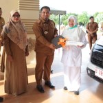 Pj Bupati Aceh Besar Muhammad Iswanto menyerahkan 3 unit mobil ambulans untuk mendukung operasional Puskesmas di halaman Kantor Bupati, Jantho, Senin (5/12)