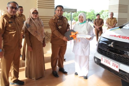 Pj Bupati Aceh Besar Muhammad Iswanto menyerahkan 3 unit mobil ambulans untuk mendukung operasional Puskesmas di halaman Kantor Bupati, Jantho, Senin (5/12)