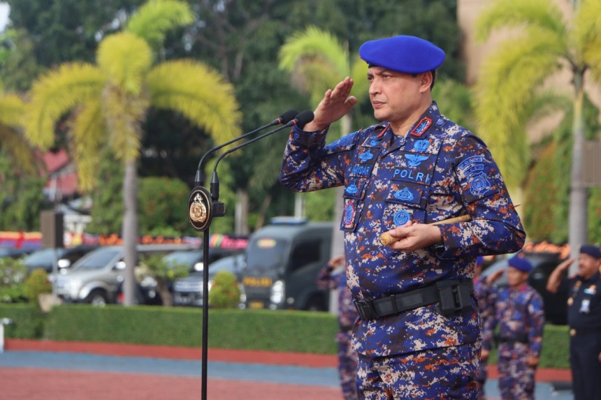 Kapolda Aceh Irjen Pol Ahmad Haydar memimpin upacara HUT ke-72 Polairud di lapangan Mapolda Aceh, Senin (5/12)
