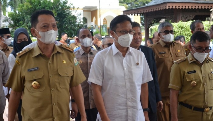 Menkes RI Budi Gunadi Sadikin mengunjungi Aceh untuk mencanangkan Kegiatan Sub-Pekan Imunisasi Nasional di Anjong Mon Mata Banda Aceh pada Senin (5/12)