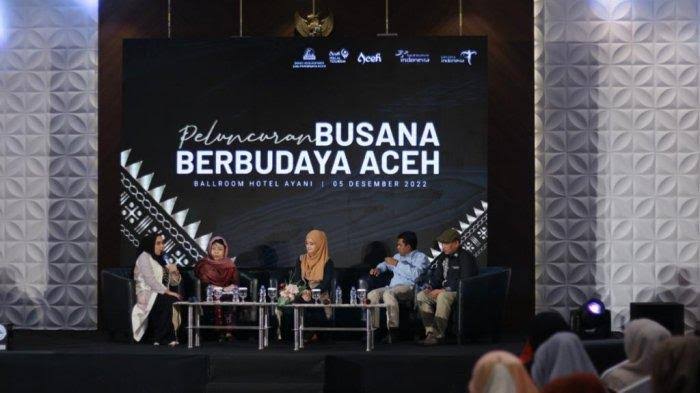 Disbudpar Aceh meluncurkan busana berbudaya Aceh di Hotel Ayani Banda Aceh, Senin (5/12)