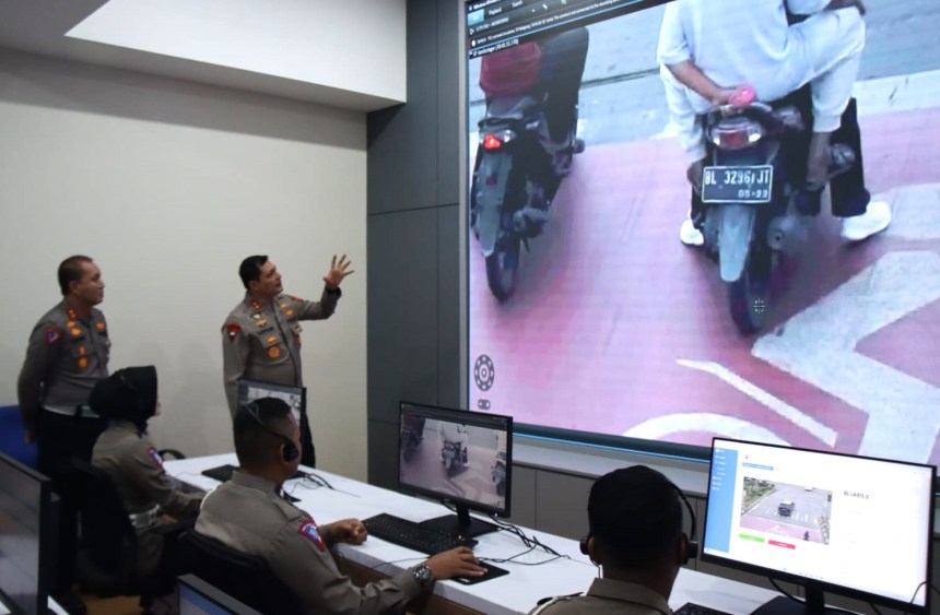 Kapolda Aceh Irjen Pol Ahmad Haydar meninjau sistem penilangan melalui elektronik melalui ETLE di Ditlantas Polda Aceh, Lamteumen, Banda Aceh, Selasa (6/12)