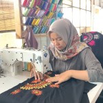 Dona Destriana (27) tengah menyelesaikan proses pembuatan Karawang Gayo pesanan pelanggan, di tempat usaha miliknya, Dona Fashion, Lampahan, Kecamatan Timang Gajah, Bener Meriah