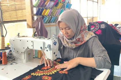 Dona Destriana (27) tengah menyelesaikan proses pembuatan Karawang Gayo pesanan pelanggan, di tempat usaha miliknya, Dona Fashion, Lampahan, Kecamatan Timang Gajah, Bener Meriah