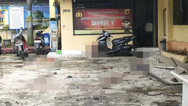 Aksi bom bunuh diri terjadi di Polsek Astana Anyar, Kota Bandung, Jawa Barat Rabu pagi (7/12) pukul 08.20 WIB saat para petugas sedang melakukan apel