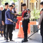 Polresta Banda Aceh meningkatkan kewaspadaan dan penjagaan markas pasca serangan bom bunuh diri di Polsek Astana Anyar, Bandung Jawa Barat, Rabu pagi (7/12)