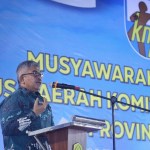 Sekda Aceh Bustami Hamzah menyampaikan sambutan Pj Gubernur Aceh saat membuka Musda XIV DPD KNPI Aceh di Tamiang Sport Center, Aceh Tamiang, Rabu (7/12)