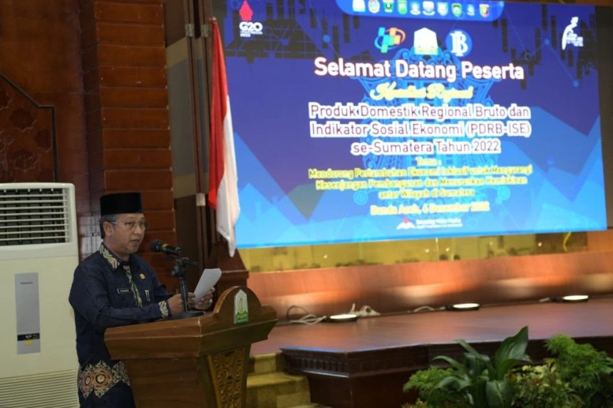 Asisten Administrasi Umum Sekda Aceh Dr Iskandar AP SSos MSi membacakan sambutan Pj Gubernur Aceh pada pembukaan Konsultasi Regional PDRB-ISE Se-Sumatera Tahun 2022, di Anjong Mon Mata Banda Aceh, Rabu (7/12)