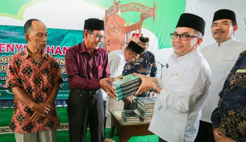 Pj Wali Kota Bakri Siddiq serahkan 1.000 Al-Quran untuk 10 masjid di Banda Aceh. Penyerahan secara simbolis di Masjid Baitul Mukminin, Gampong Lamteh, Kecamatan Ulee Kareng, Rabu siang (7/12)