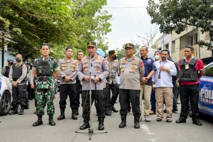 Kapolri Jenderal Pol Listyo Sigit Prabowo meninjau langsung TKP bom bunuh diri di Mapolsek Astana Anyar, Bandung, Jawa Barat, Rabu (7/12)