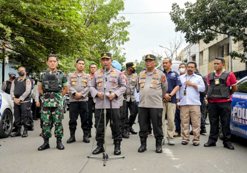 Kapolri Jenderal Pol Listyo Sigit Prabowo meninjau langsung TKP bom bunuh diri di Mapolsek Astana Anyar, Bandung, Jawa Barat, Rabu (7/12)