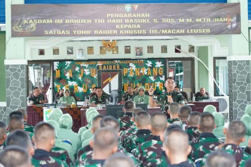 Kasdam IM Brigjen TNI Hadi Basuki melaksanakan pemeriksaan kesiapan operasi Yonif RK 115/ML dalam rangka persiapan Satgas Organik Papua, di Mayonif RK115/ML Pasie Raja, Aceh Selatan, Selasa (6/12)