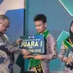 Kajati Aceh Bambang Bachtiar menyerahkan hadiah kepada Hazel Nabil Aqila dan Nur Syafiqa, juara I Duta Pelajar Sadar Hukum Aceh 2022 di Hotel Grand Aceh Syariah Banda Aceh, Rabu malam (7/12)
