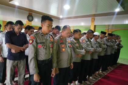 Polres Aceh menggelar doa bersama dan shalat ghaib untuk almarhum korban bom bunuh diri di Polsek Astana Anyar Bandung, yang berlangsung di musalla Babuttaqwa Mapolres setempat, Kamis (8/12)