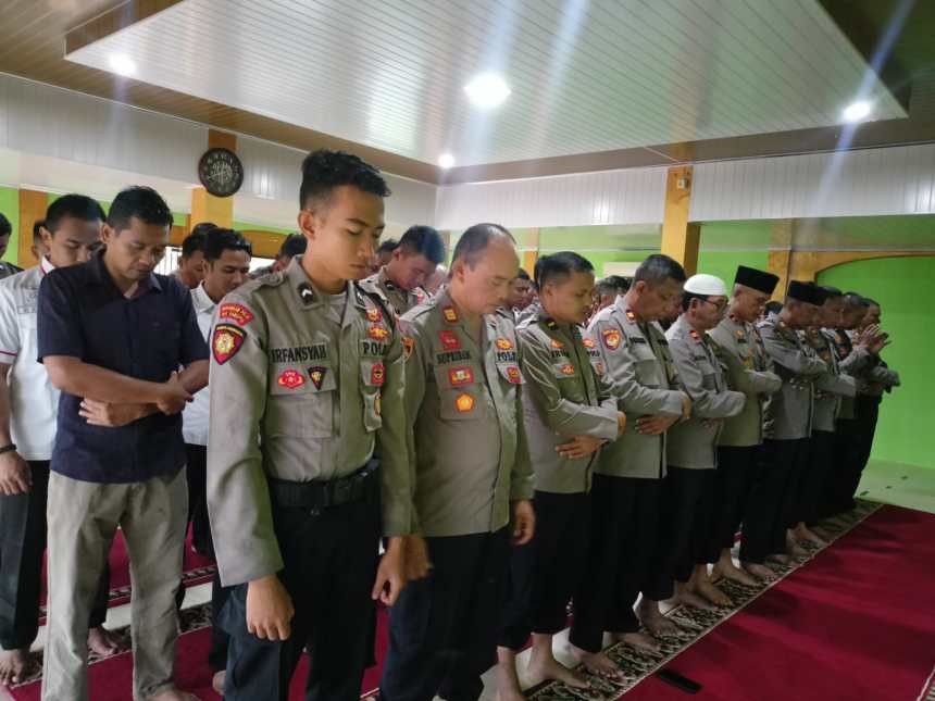 Polres Aceh menggelar doa bersama dan shalat ghaib untuk almarhum korban bom bunuh diri di Polsek Astana Anyar Bandung, yang berlangsung di musalla Babuttaqwa Mapolres setempat, Kamis (8/12)