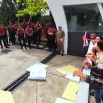 Sejumlah mahasiswa yang tergabung dalam Gerakan Demokrasi Muda (Gerdam) Banda Aceh melakukan demontrasi di kantor Walikota Banda Aceh, Jum'at pagi (9/12)