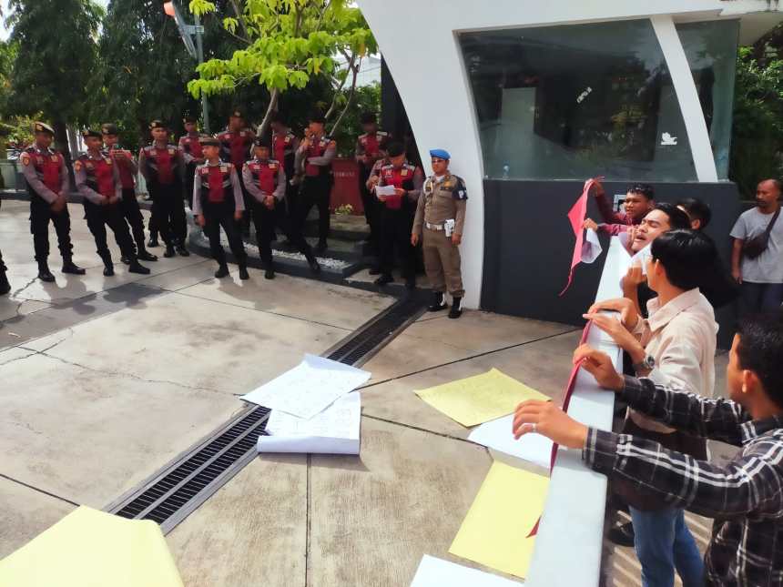 Sejumlah mahasiswa yang tergabung dalam Gerakan Demokrasi Muda (Gerdam) Banda Aceh melakukan demontrasi di kantor Walikota Banda Aceh, Jum'at pagi (9/12)