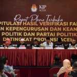 KIP Aceh menggelar Rapat Pleno Terbuka Rekapitulasi Hasil Verifikasi Faktual Perbaikan Kepengurusan dan Keanggotaan Partai Politik dan Partai Politik Lokal Tingkat Provinsi Aceh, di Hotel Hermes Palace Banda Aceh, Jum'at (9/12)