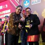 Direktur Aceh Documentary Faisal Ilyas saat menerima Anugerah Kebudayaan Indonesia 2022 di Jakarta, Jum'at malam (9/12)