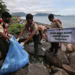 Sejumlah pelajar Anggota Pramuka Kota Banda Aceh memungut sampah di Pantai Ulee Lheue, Ahad (11/12), dalam rangka bakti sosial Gerakan Pramuka Kwartir Cabang Kota Banda Aceh 2022