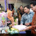 Pj Bupati Aceh Besar Muhammad Iswanto didampingi Anggota DPRA Abdurrahman Ahmad berbincang dengar peserta bazar, usai membuka pameran seni budaya, bazaar dan pameran produk UMKM Aceh Besar, di Jantho Sport Center (JSC) di Kota Jantho, Ahad malam (11/12)