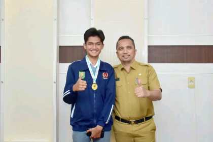 Pj Wali Kota Sabang Reza Fahlevi bersama Yogi Wanda Putra, salah satu atlet Taekwondo Sabang yang terpilih ikut seleksi nasional Sea Games XXXII di Kamboja tahun 2023
