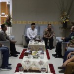 Kepala BNPT Komjen Pol Boy Rafli Amar disambut Ketua FKPT Aceh Mukhlisuddin Ilyas di Bandara SIM Blang Bintang, Aceh Besar, Selasa (13/12)