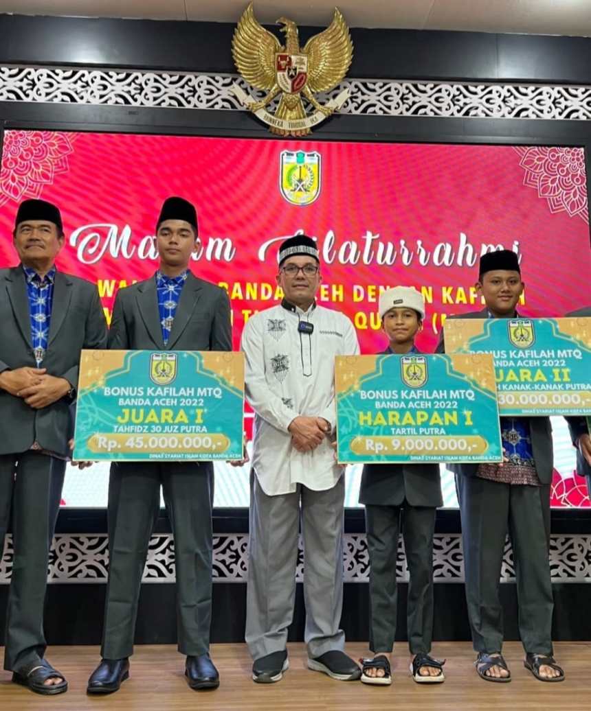 Kafilah MTQ Banda Aceh yang beberapa waktu lalu meraih juara MTQ ke-35 tingkat Provinsi Aceh di Bener Meriah, menerima bonus dari Pemko Banda Aceh