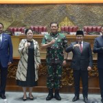 Pimpinan DPR RI foto bersama dengan Laksamana TNI Yudo Margono usai ditetapkan sebagai Calon Panglima TNI dalam Rapat Paripurna persetujuan hasil uji kepatutan dan kelayakan yang dilakukan Komisi I DPR terkait pergantian Panglima TNI, Selasa (13/12)