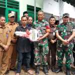 Danrem 011/LW Kolonel Inf Bayu Permana menyerahkan kunci rumah layak huni bantuan KASAD Program Babinsa Masuk Dapur di Kecamatan Blang Mangat, Kota Lhokseumawe, Selasa (13/12)