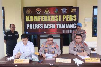 Kapolres Aceh Tamiang AKBP Imam Asfali saat memimpin konferensi pers di halaman kantor Satreskrim Polres Aceh Tamiang
