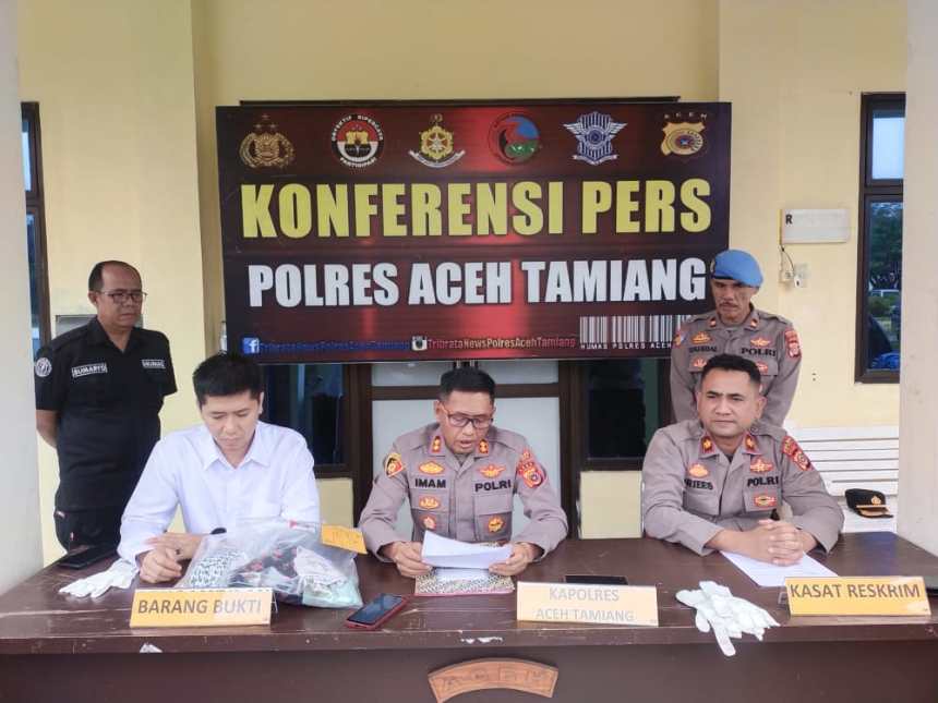 Kapolres Aceh Tamiang AKBP Imam Asfali saat memimpin konferensi pers di halaman kantor Satreskrim Polres Aceh Tamiang