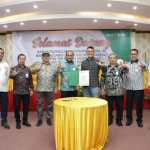 T Andhika Risma Putra (tengah), nasabah Bank Aceh Syariah saat melakukan penandatanganan akad pembiayaan KUR turut disaksikan Direktur Operasional Bank Aceh Syariah Lazuardi, Pemimpin Divisi UKM Center Iskandar, Pemimpin Divisi PMO Abdur Rafur, Pemimpin KPO Fadhil Ilyas
