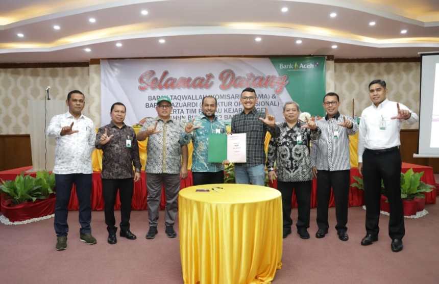 T Andhika Risma Putra (tengah), nasabah Bank Aceh Syariah saat melakukan penandatanganan akad pembiayaan KUR turut disaksikan Direktur Operasional Bank Aceh Syariah Lazuardi, Pemimpin Divisi UKM Center Iskandar, Pemimpin Divisi PMO Abdur Rafur, Pemimpin KPO Fadhil Ilyas