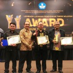 Kepala LLDikti Wilayah XIII Dr Ir Rizal Munadi MM MT menyerahkan penghargaan LLDIKTI Award 2022 yang diterima Rektor USM Dr Teuku Abdurahman SH SpN bersama pejabat dan peraih penghargaan di lingkungan Universitas Serambi Mekkah