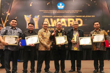Kepala LLDikti Wilayah XIII Dr Ir Rizal Munadi MM MT menyerahkan penghargaan LLDIKTI Award 2022 yang diterima Rektor USM Dr Teuku Abdurahman SH SpN bersama pejabat dan peraih penghargaan di lingkungan Universitas Serambi Mekkah