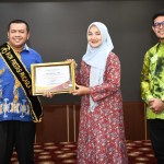Pj Ketua TP PKK Aceh Ayu Candra Febiola Nazuar menyerahkan penghargaan Ikon Prestasi Pancasila kategori Sosial Enterpreneur dan Kemanusiaan Tahun 2021 kepada Ketua Umum BFLF Indonesia Michael Octaviano di Meuligoe Gubernur Aceh, Jum'at (15/12)