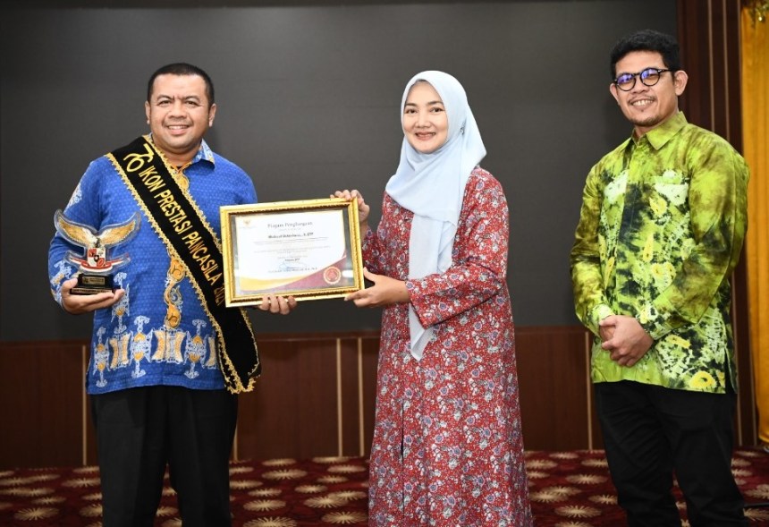 Pj Ketua TP PKK Aceh Ayu Candra Febiola Nazuar menyerahkan penghargaan Ikon Prestasi Pancasila kategori Sosial Enterpreneur dan Kemanusiaan Tahun 2021 kepada Ketua Umum BFLF Indonesia Michael Octaviano di Meuligoe Gubernur Aceh, Jum'at (15/12)
